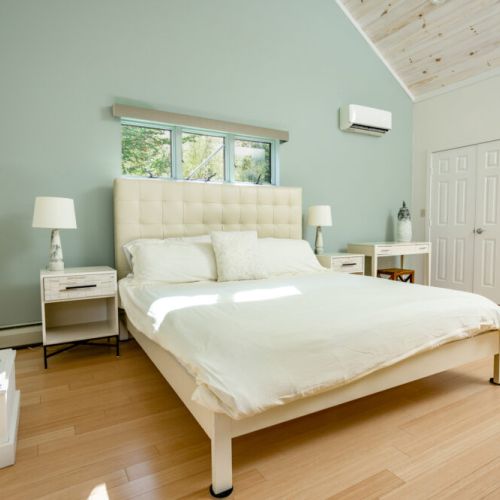 Upstairs en-suite bedroom.
-King bed
-High ceilings 
-Closet and dresser storage
-Blinds
-Lakeview’s from bed
-Smart tv