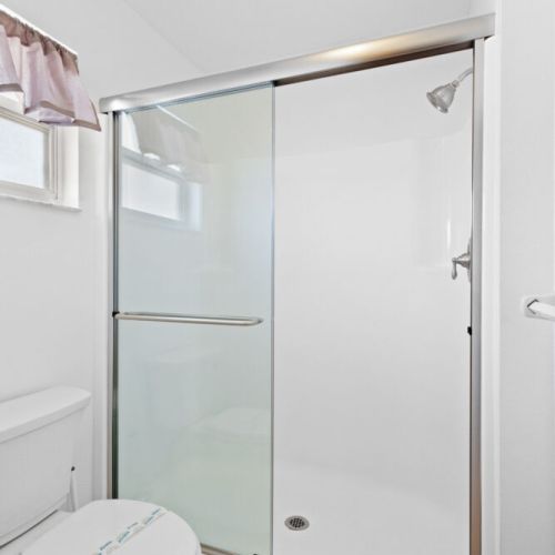 Queen ensuite bathroom.