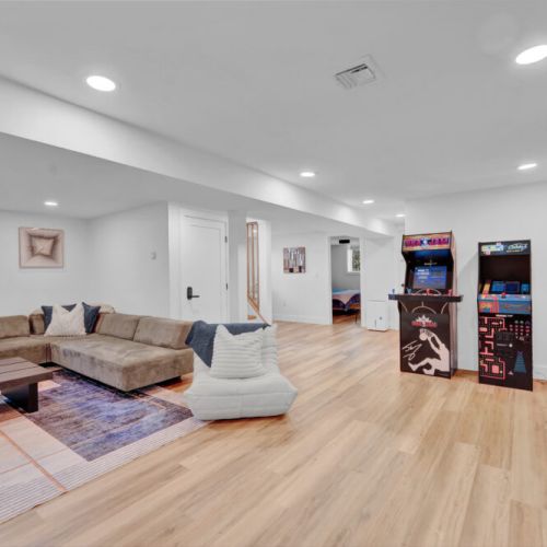 Spacious Basement. Newly remodeled. Games, Movie night, Relax, Unwind.
