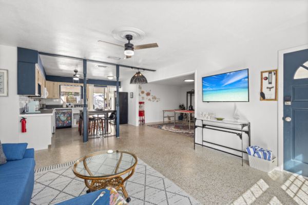 NEW! 2 blocks to the beach 2 Bed 1 Bath – Backyard