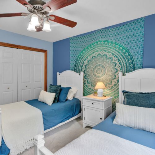 Downstairs twin bedroom.