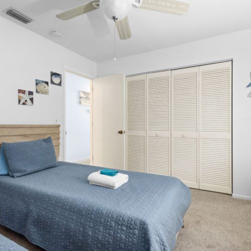 Twin room.