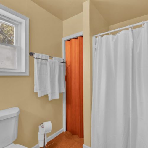 Full Bathroom 2