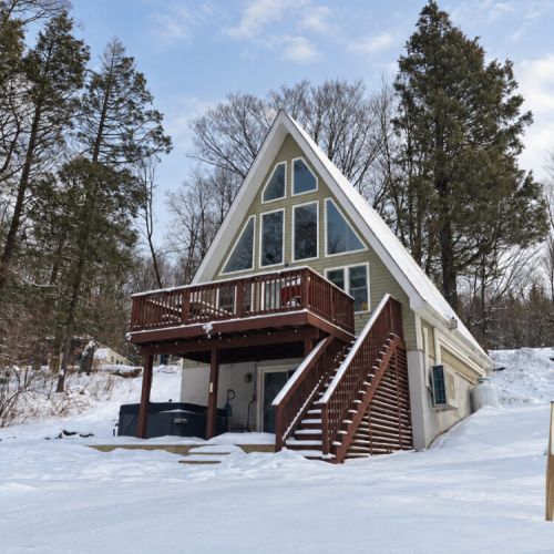 Cozy winters by the lake with amazing views!
