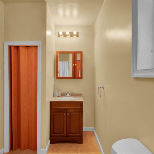 Upstairs Full Bathroom