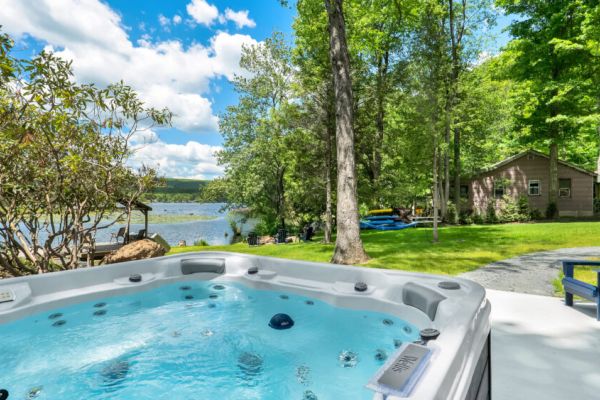 Lakefront, Dock, Boats, Hot Tub, Game Room