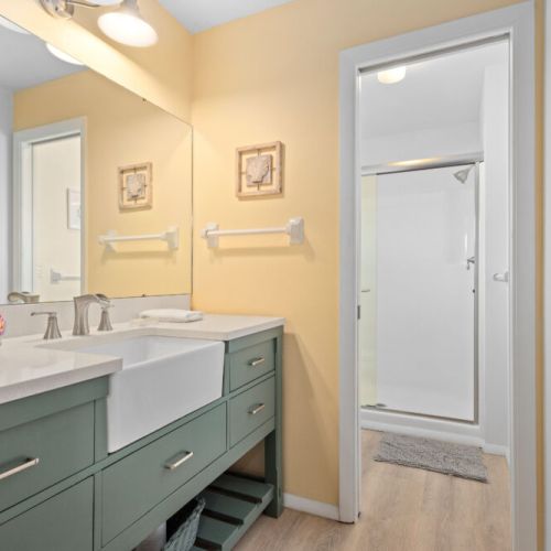 Queen ensuite bathroom.