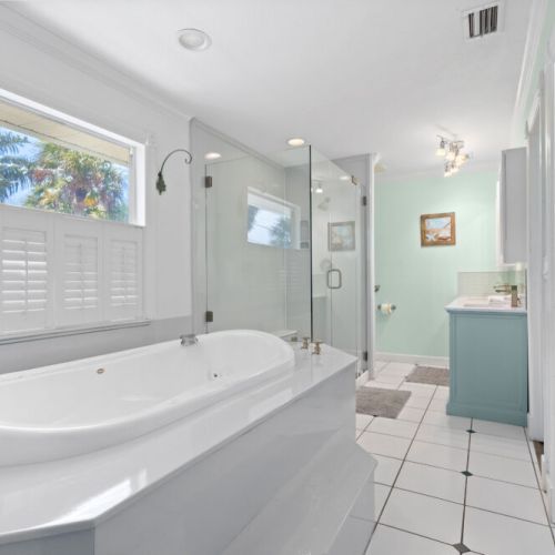 Ensuite bathroom- relax in the jetted tub!