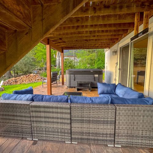 New! Hot tub, outdoor lounge area