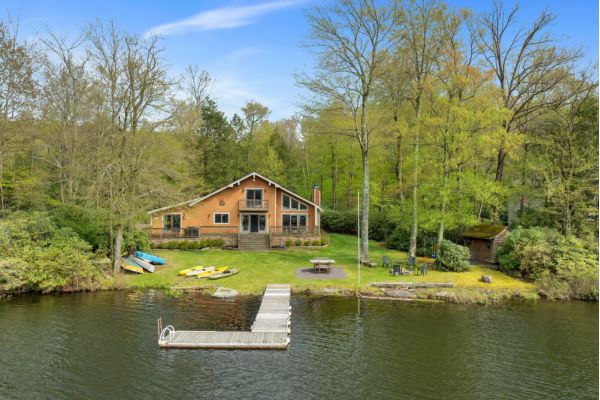 Lakefront Family Home, Kayaks, Hot Tub, Fireplace