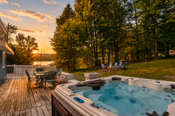 Lakefront, Dock, Boats, Hot Tub, Fire Pit