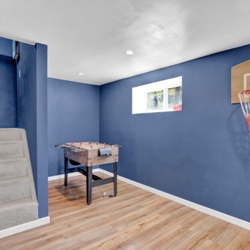 Games, Basketball, Mini foosball, Mini pool, Mini air hockey