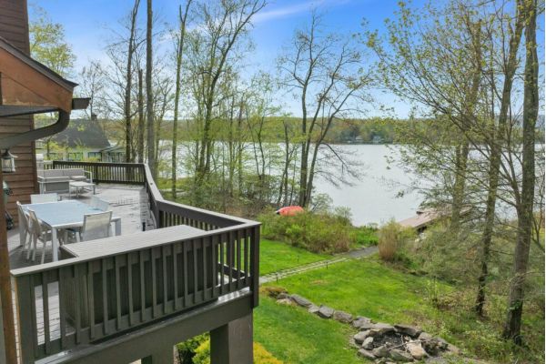 Lakefront, Dock, HotTub, PoolTable, Kayaks, 75″TV