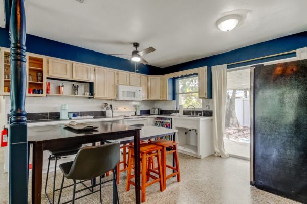 NEW! 2 blocks to the beach 2 Bed 1 Bath – Backyard