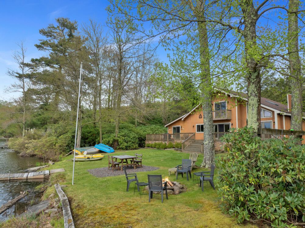 Lakefront, kayaks, paddle boat, row boat, secluded, grill, fire pit.