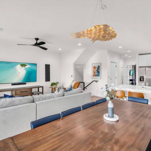 Dining for 10, relaxing living room, very comfortable couch 75" tv.