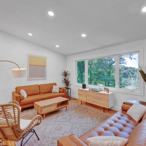 Lake  and mountain view seating room. Chat and catch up with friends/ family. Throw some of your favorite vinyl on the record player. So much seating for everyone to join.
