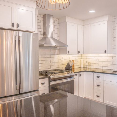 Chef's kitchen equipped with all of your needs.