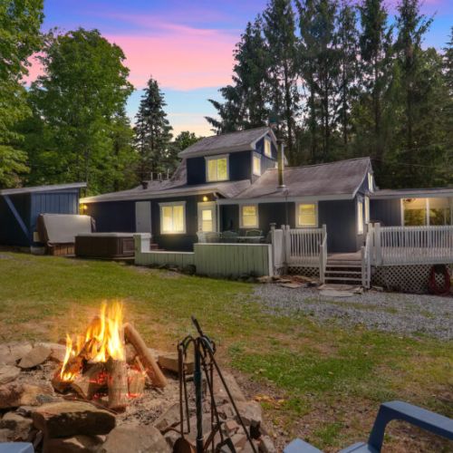 Make unforgettable memories under the stars. Enjoy a magical evening around the fire pit, surrounded by tall trees and crisp forest air.