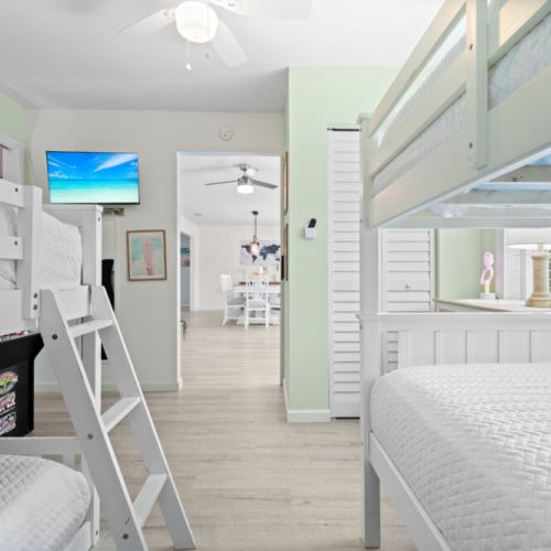 Bedroom with two sets of bunk beds, ideal for kids or groups looking for fun and comfortable sleeping arrangements.