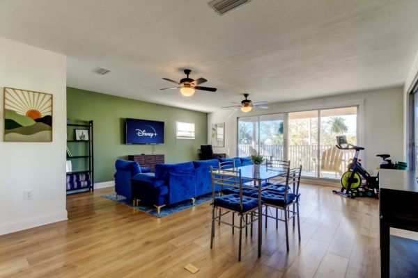 NEW! 2 blocks to the beach 1 Bed, 1 Bath – Porch