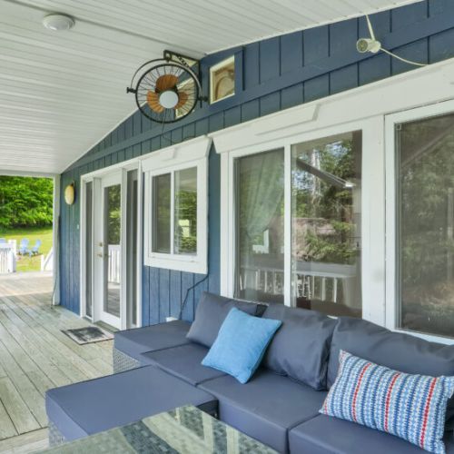 Lounge in the fresh air! Cozy outdoor living room on the porch.