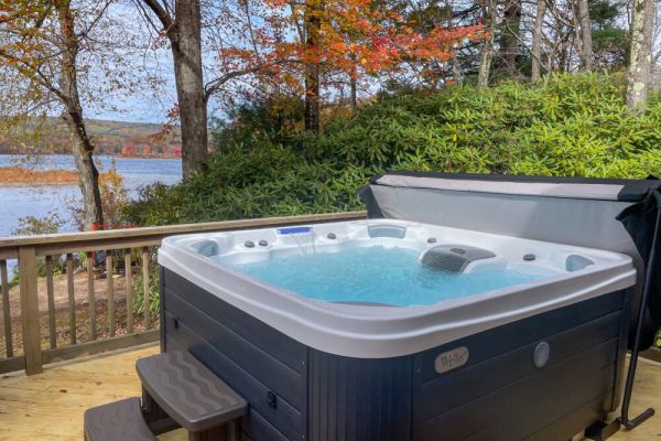 Lakefront Family Home, Kayaks, Hot Tub, Fireplace