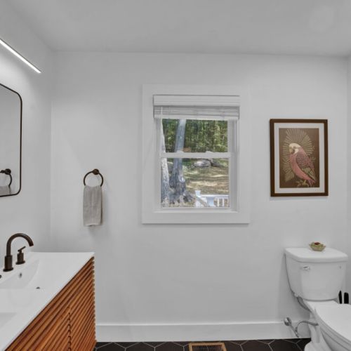 Upstairs full bathroom.