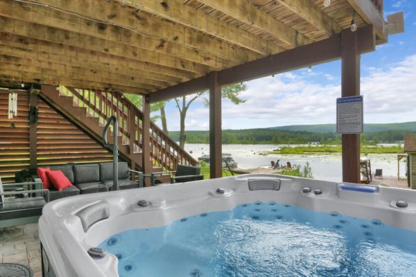 Waterfront, Hot Tub, Dock Kayaks, Movie/ Game Room
