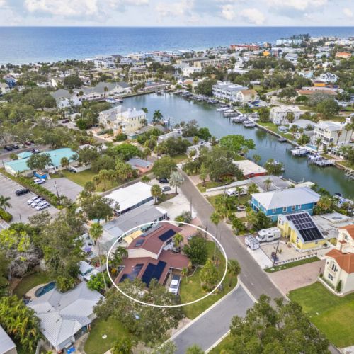 Scenic view of the bay and beach right around the house, perfect for sun-filled days and relaxing waterside moments.