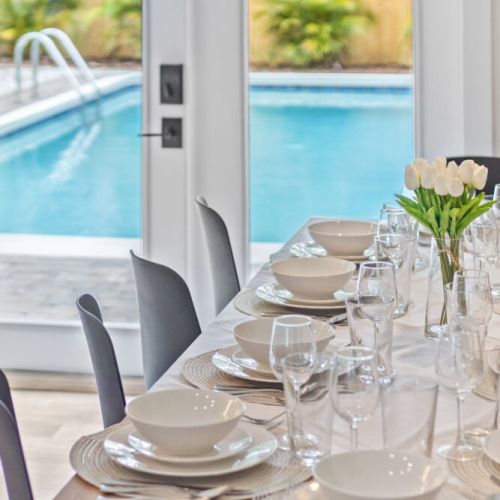Relaxing dinner for 10 with a poolside view.