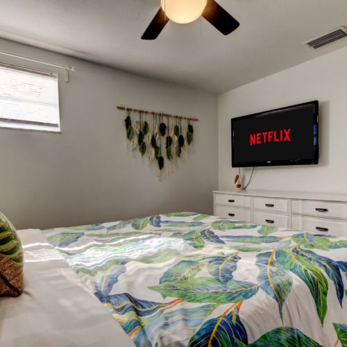 Cozy bed, smart tv, dressers, fans