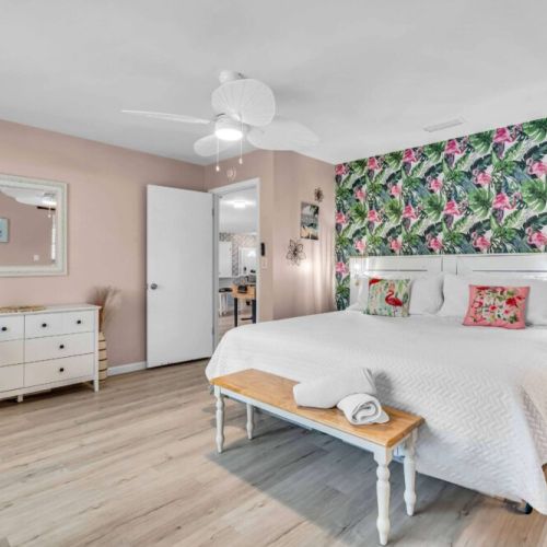 Tropical Retreat: Bright room with vibrant decor and comfy amenities for your perfect getaway!