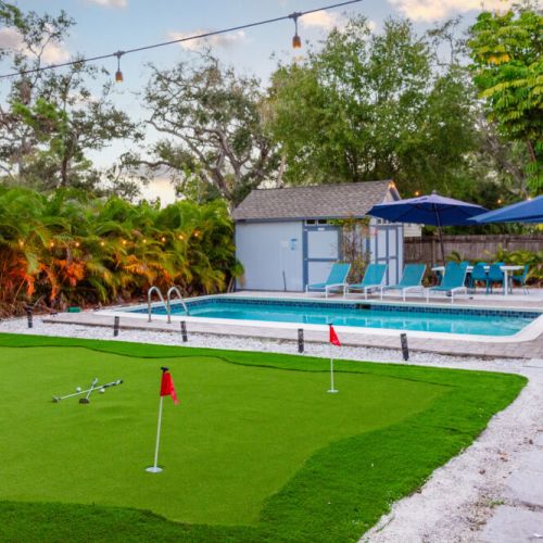 Your own personal poolside  4 hole putting green!